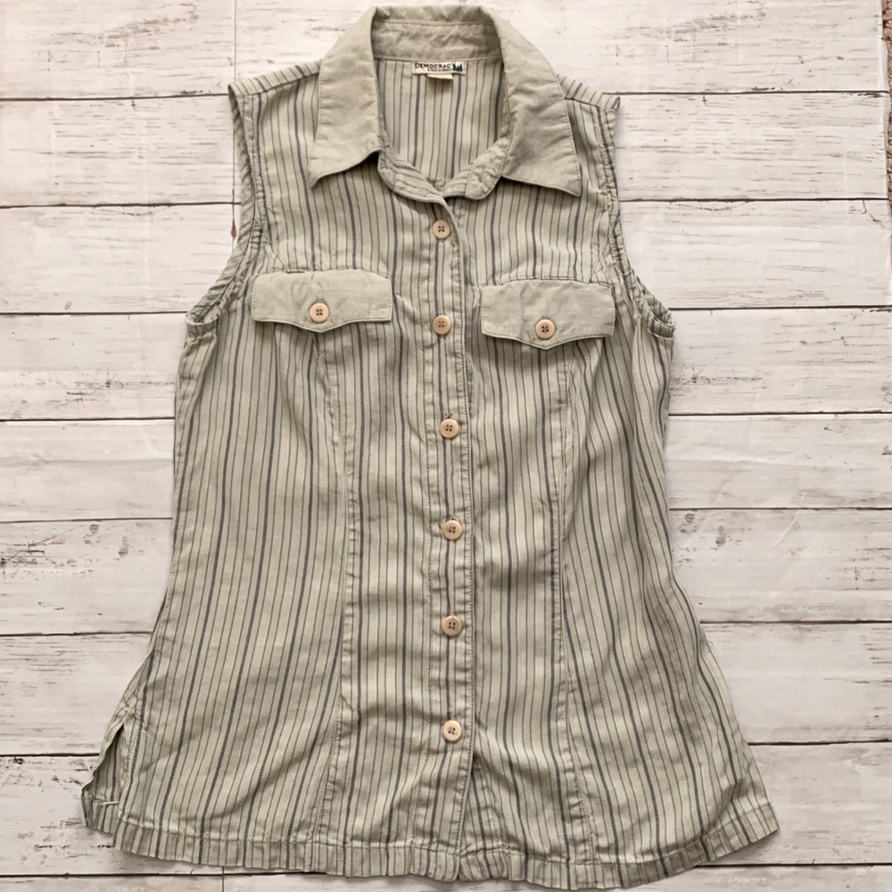 American Made sleeveless collared button down top